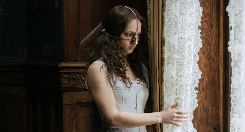 Disfiguring Beauty via Bold Body Horror