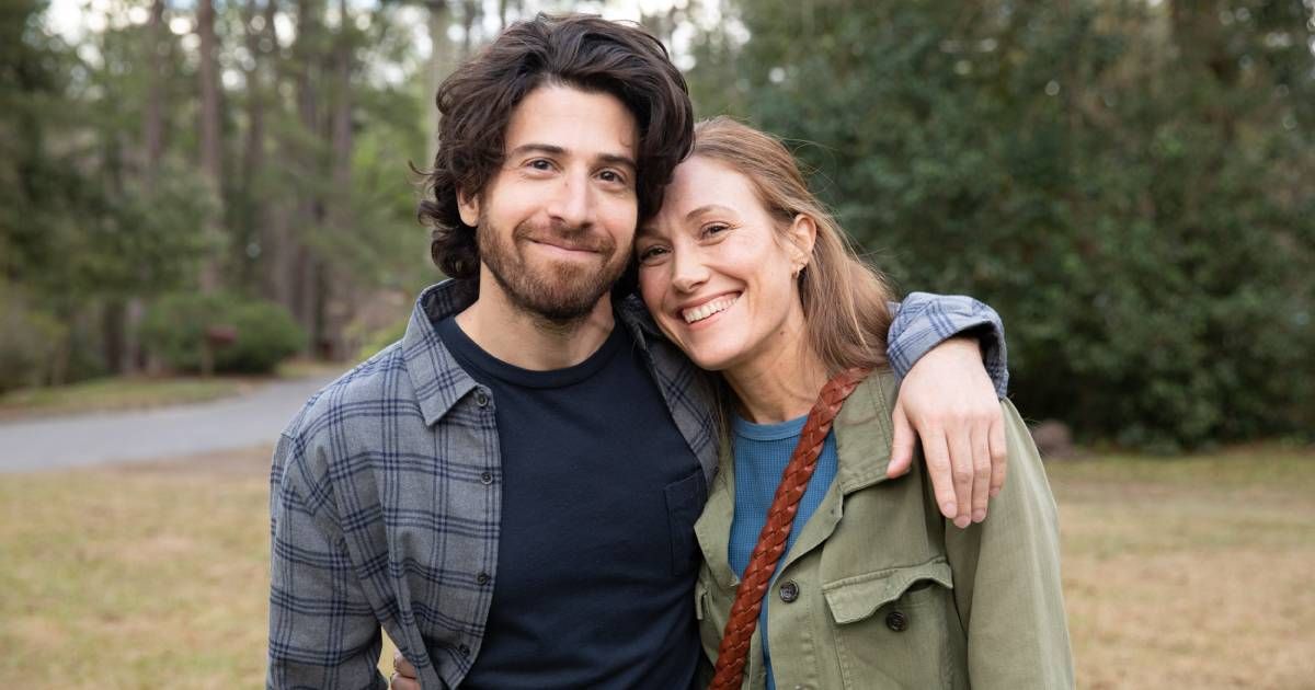 Sam & Kate Stars Jake Hoffman & Schuyler Fisk Discuss Acting With Real-Life Parents